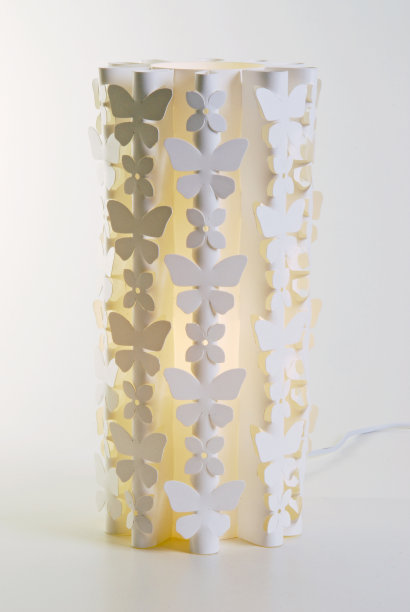 白色高大的灯带着灯光，蝴蝶和花朵的形状在它上面，孤立在白色上图片下载