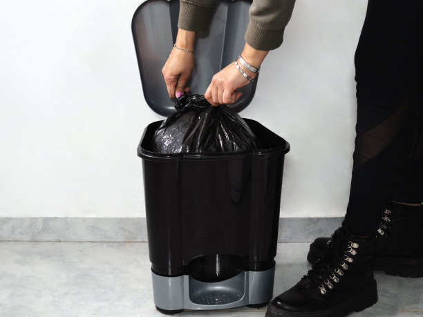 在家收垃圾袋。近距离图片下载