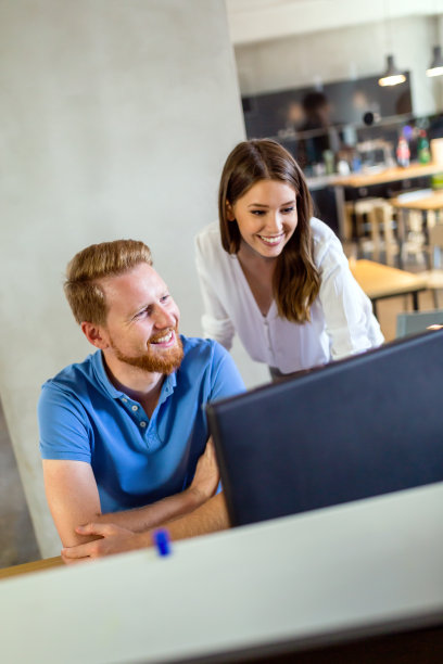 在软件开发公司办公室工作的一组程序员图片下载