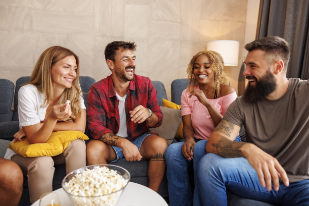 朋友在家看电视玩得很开心图片下载