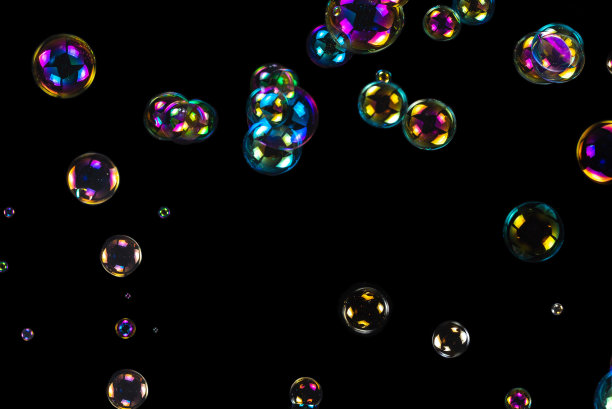 黑色背景上隔离的肥皂泡图片下载