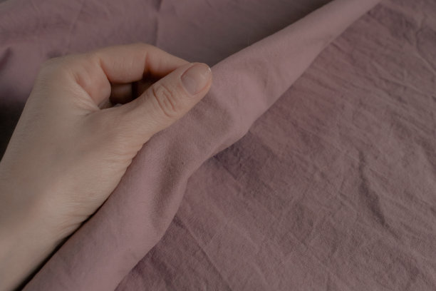 女人的手触摸着精致的自然织物图片下载