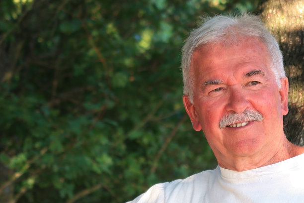 绿色自然中的微笑长者图片下载