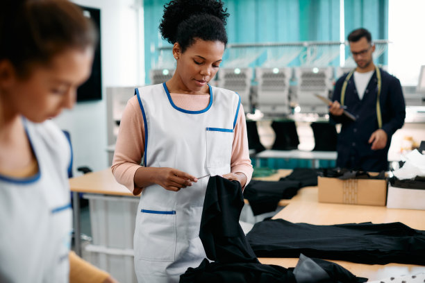在一家工厂做纺织工人的非洲裔美国妇女。图片下载