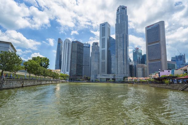 新加坡天际线和观景滨海湾的摩天大楼图片下载