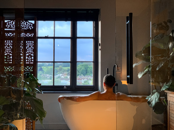 一位中年男子正在家里洗澡图片下载