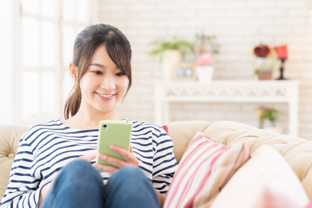 使用智能手机的迷人亚洲女性图片下载