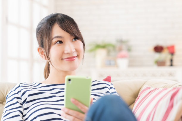 使用智能手机的迷人亚洲女性图片下载