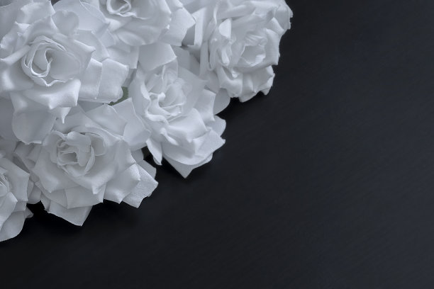 最深切的慰问卡与白色玫瑰花束在黑色的背景图片下载