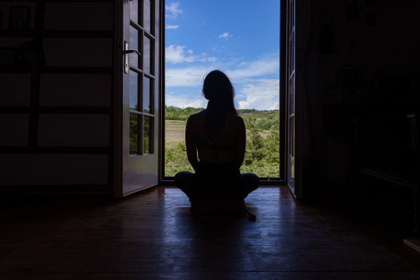 一个女人以莲花姿势坐着的剪影图片下载