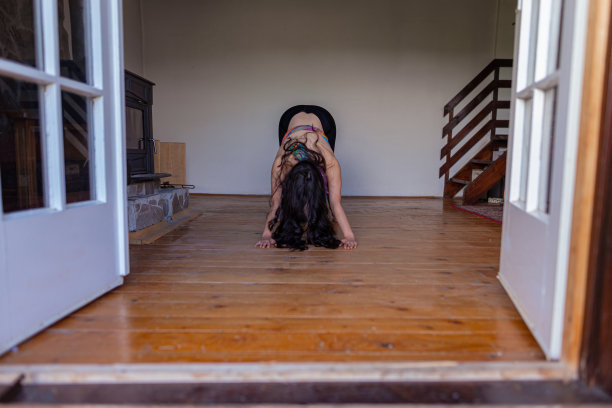 匿名健身女子练习瑜伽图片下载