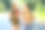 在城市公园的学生肖像，十几岁的学童一个男孩和一个女孩站在路上讨论功课，读书和交谈图片下载