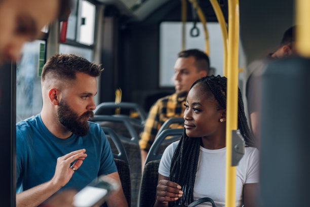 多种族朋友在城市乘坐公共汽车时聊天图片下载