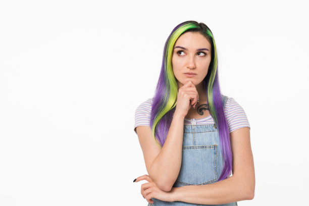 深思熟虑的白人愤怒的嬉皮年轻女孩思考新生活，购物，购买孤立的东西在白色背景图片下载