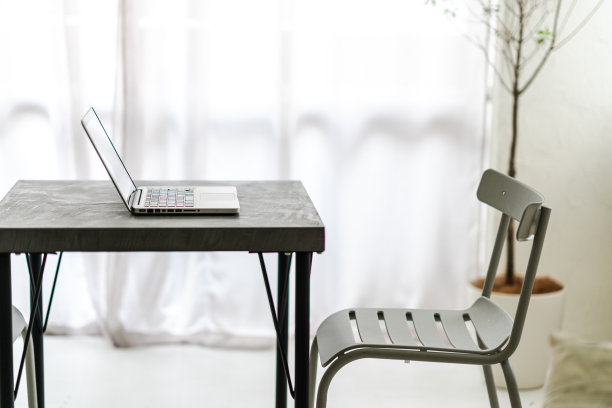 灰色办公桌配笔记本电脑图片下载