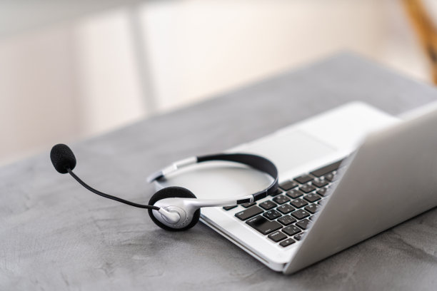 灰色办公桌配笔记本电脑图片下载