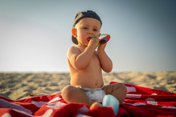 沙滩上的小男孩图片下载