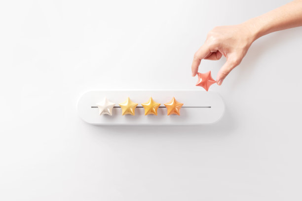 有星级评定的顾客满意量表。评价，女人的手显示在五星提高评级。图片下载
