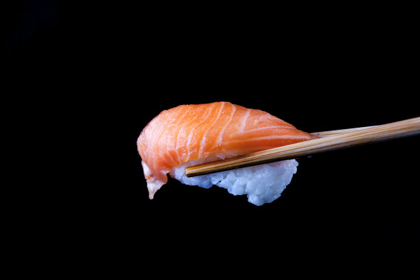用木筷子夹三文鱼寿司图片下载