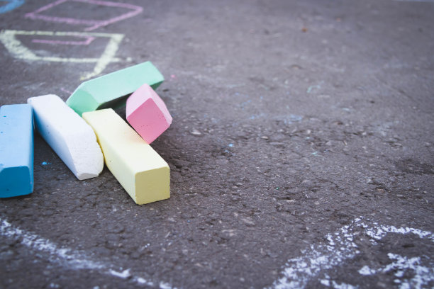 孩子们在路上用粉笔画画。孩子们在街上的创造力。图片下载