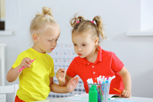 教室里的两个孩子在画马克笔图片下载