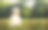 一个可爱的婴儿坐在公园的空地上，手里拿着一个玩具，向右看图片下载
