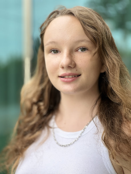 特写一个美丽少女的脸温柔而清澈明亮的眼睛图片下载