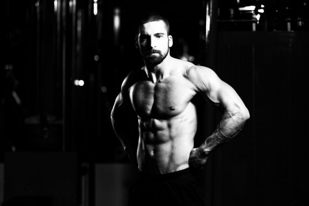 一个身体健康、肌肉发达的年轻人的肖像图片下载