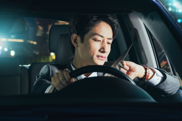 夜晚驾驶汽车的青年男人图片下载