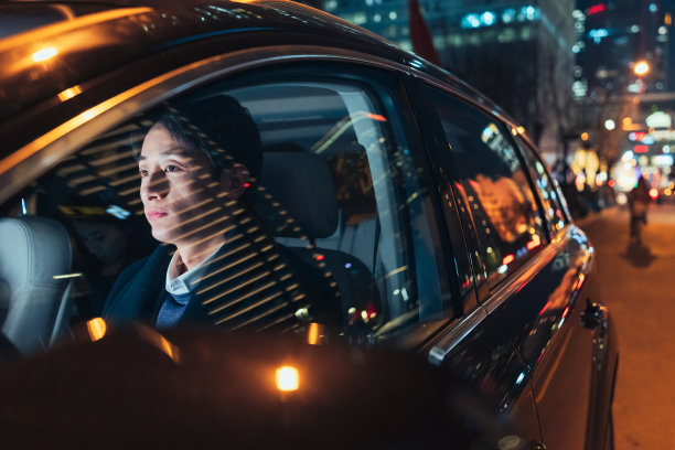 夜晚驾驶汽车的青年男人图片下载