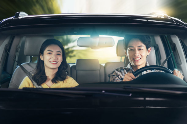 幸福伴侣驾驶汽车出行图片下载