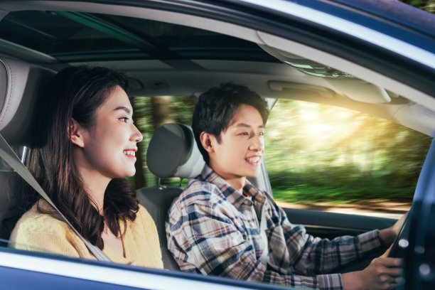 幸福伴侣驾驶汽车出行图片下载