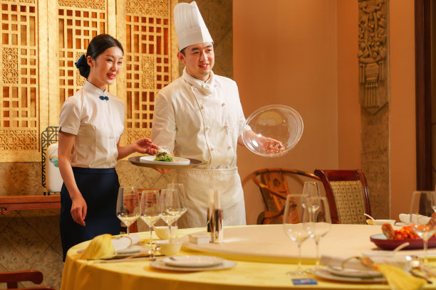 酒店厨师服务员上菜并介绍图片下载