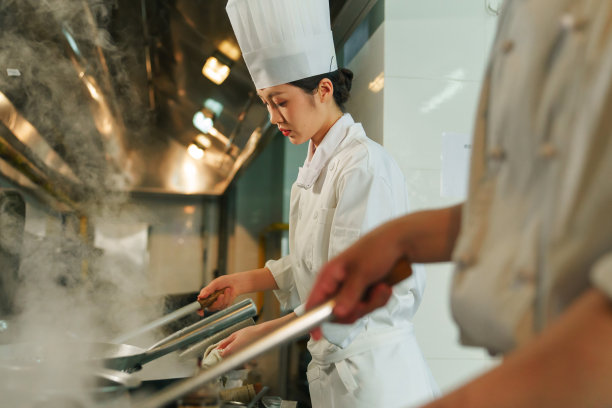 后厨内的专业厨师团队烹饪美味佳肴图片下载