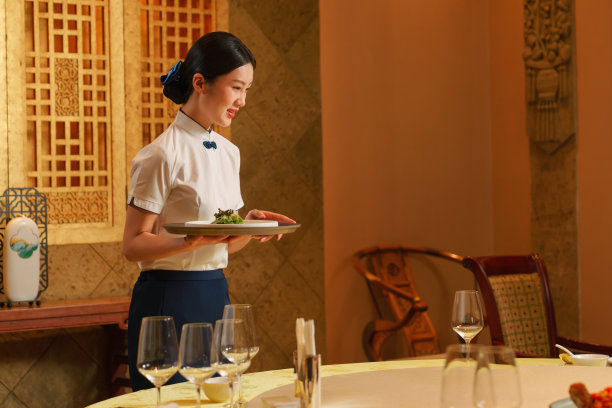 热情的酒店服务员上菜图片下载