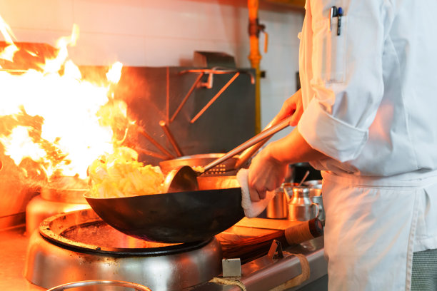 餐厅后厨大厨炒菜颠勺图片下载