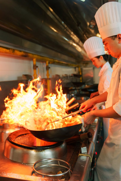 后厨内的专业厨师团队烹饪美味佳肴图片下载