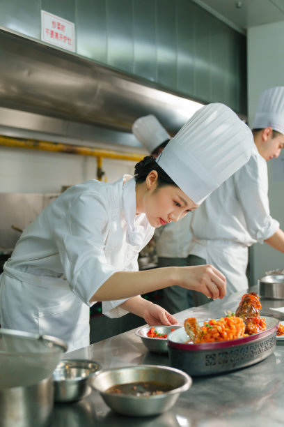 后厨内的专业厨师烹饪美味佳肴图片下载