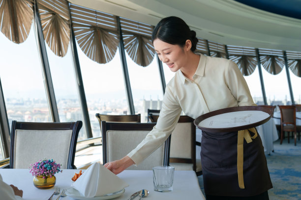 空中餐厅热情的服务员上菜图片下载