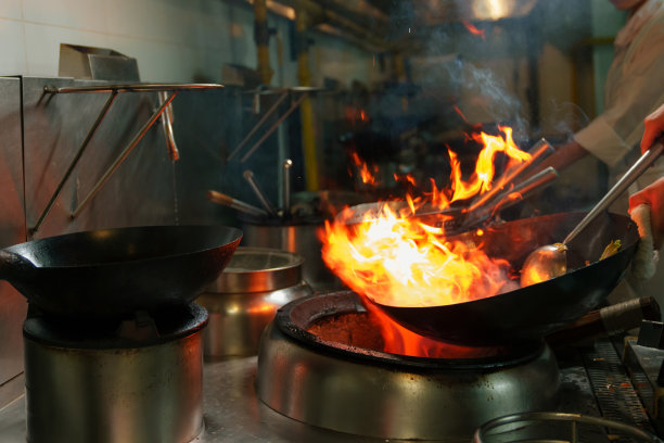 餐厅后厨大厨炒菜颠勺图片下载