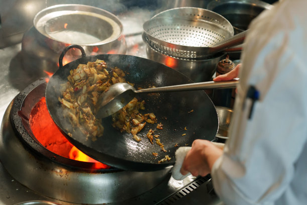 餐厅后厨大厨炒菜颠勺图片下载