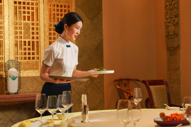 热情的酒店服务员上菜图片下载