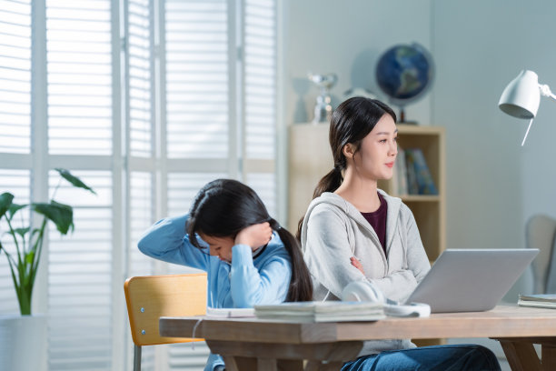 年轻妈妈和做作业的女儿生气图片下载