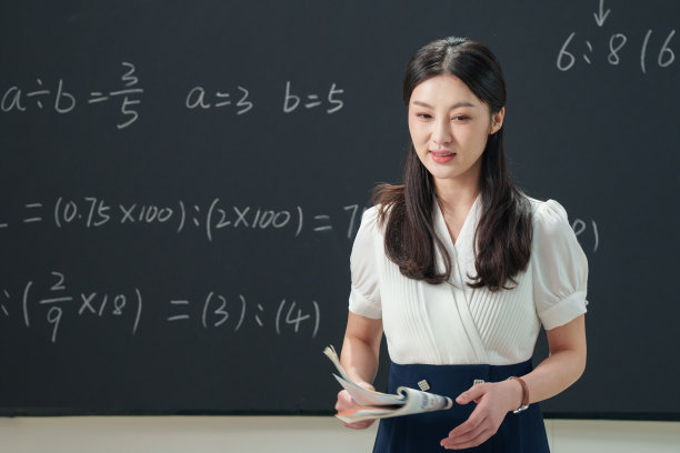 青年老师在教室里上课图片下载