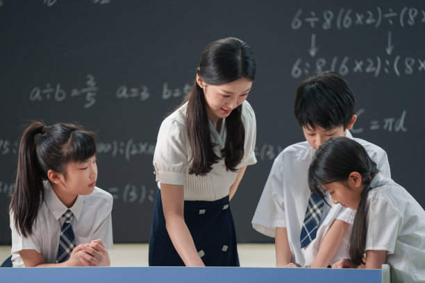老师给小学生辅导学习图片下载