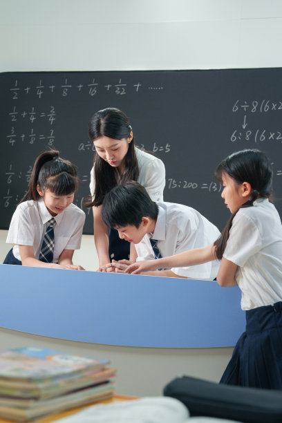 老师给小学生辅导学习图片下载