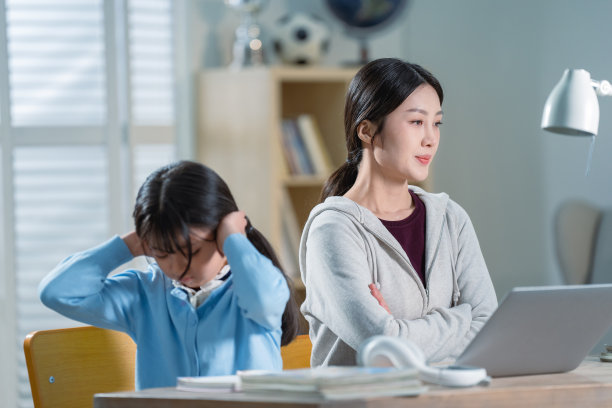 年轻妈妈和做作业的女儿生气图片下载