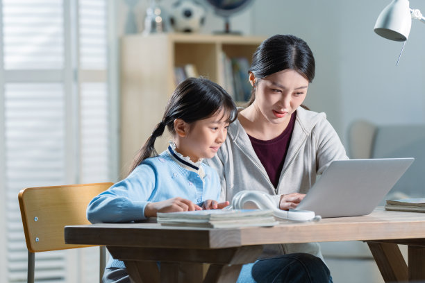 年轻妈妈辅导女儿学习图片下载