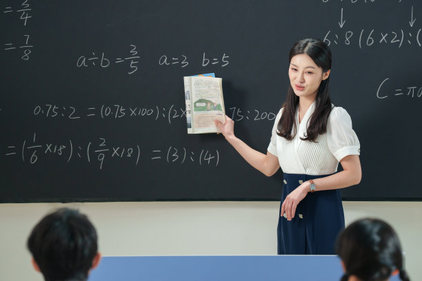 老师给小学生辅导学习素材图片