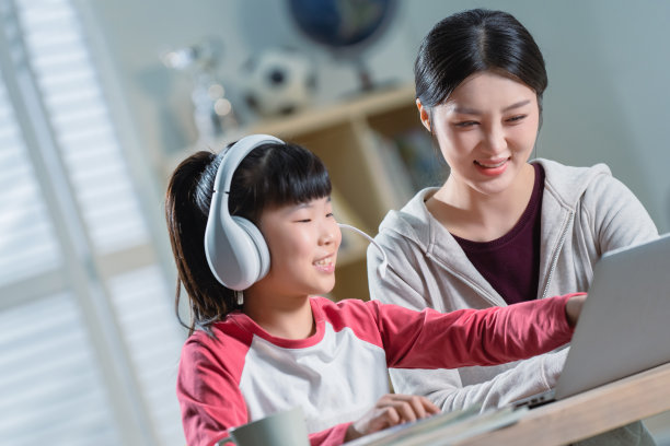 年轻妈妈辅导女儿上网课图片下载